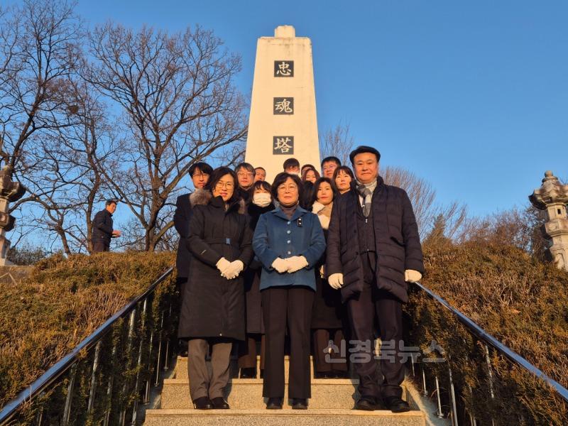충혼탑 참배2.jpg