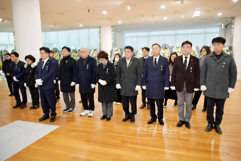 250102_보도자료(문경시의회 제주항공 여객기 사고 희생자 합동분향소 조문) (3).jpg