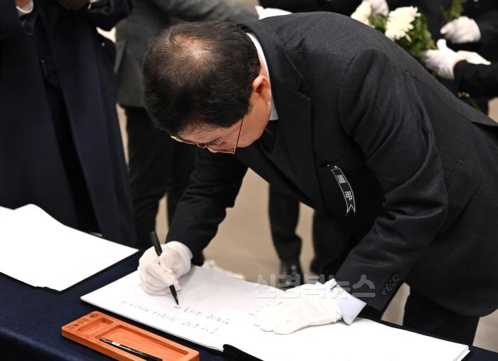 [크기변환]1_주낙영 경주시장 제주항공 여객기 사고 희생자 합동 분향소 찾아 추모_02.JPG