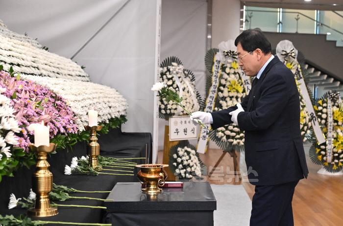 [크기변환]1_주낙영 경주시장 제주항공 여객기 사고 희생자 합동 분향소 찾아 추모_01.JPG