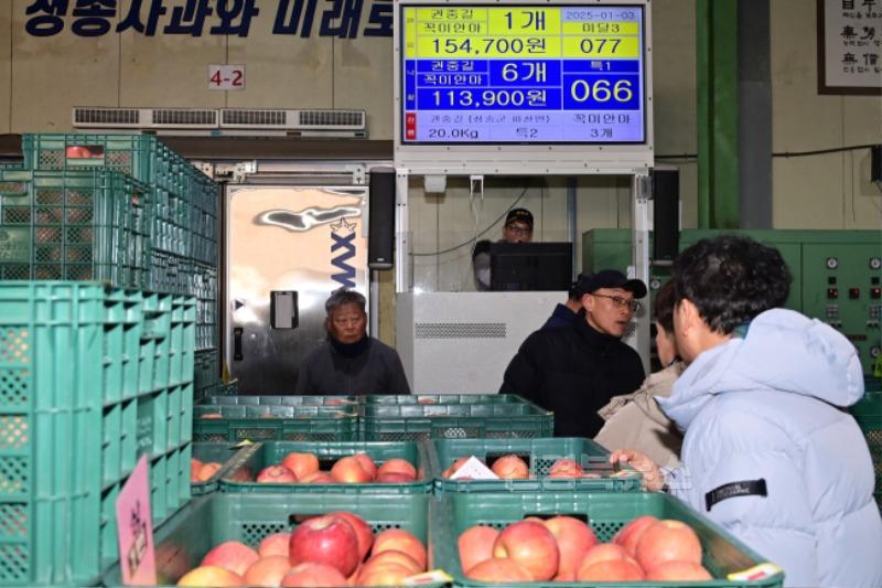 250103보도자료(청송군, 2025년 농산물산지공판장 초매식 개최) (2).jpg