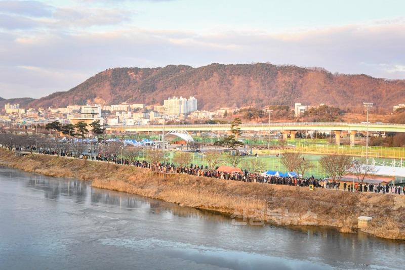 1-2. 0103 문경시 사진자료(문경시, 2025 해맞이행사 영강보행교에서 경건하게 개최).jpg
