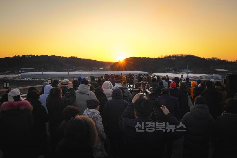1-3. 0103 문경시 사진자료(문경시, 2025 해맞이행사 영강보행교에서 경건하게 개최).jpg