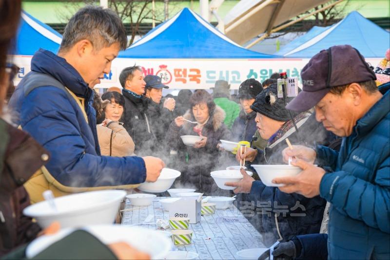 1-5. 0103 문경시 사진자료(문경시, 2025 해맞이행사 영강보행교에서 경건하게 개최).jpg