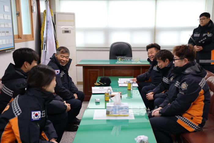 [크기변환]2025.1.6.청송소방서, 박성열 경북소방본부장 지역대 현장소통방문 실시(2).JPG