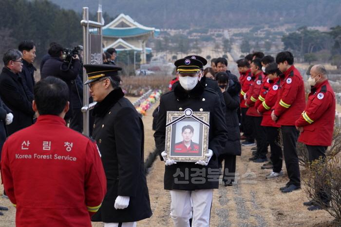 [크기변환]사진2. 故 이영도 공중진화대원 국립대전현충원 안장식.jpg