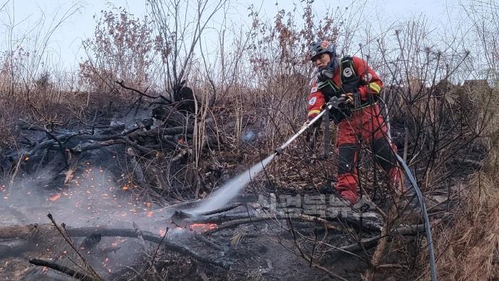 [크기변환]사진6. 故 이영도 공중진화대원이 23년 4월 강릉시 난곡동에서 발생한 산불을 진화하고 있다.jpg