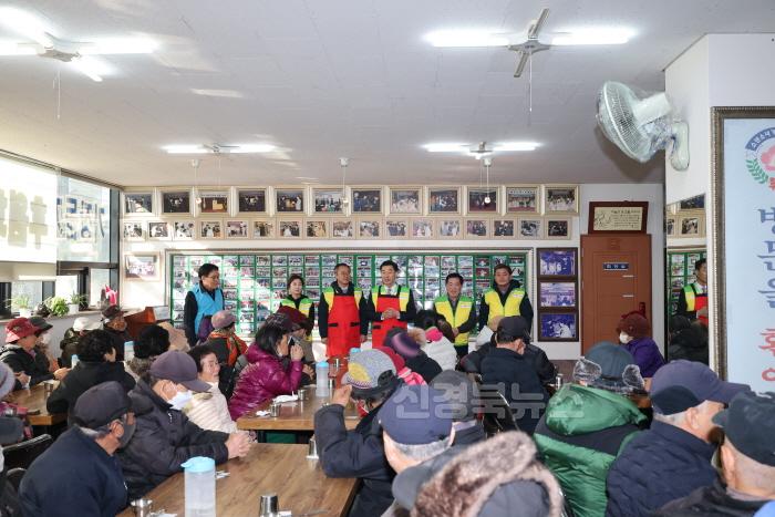 [크기변환]250107_포항시의회, 새해 첫 무료급식소 배식 봉사활동 펼쳐.jpg