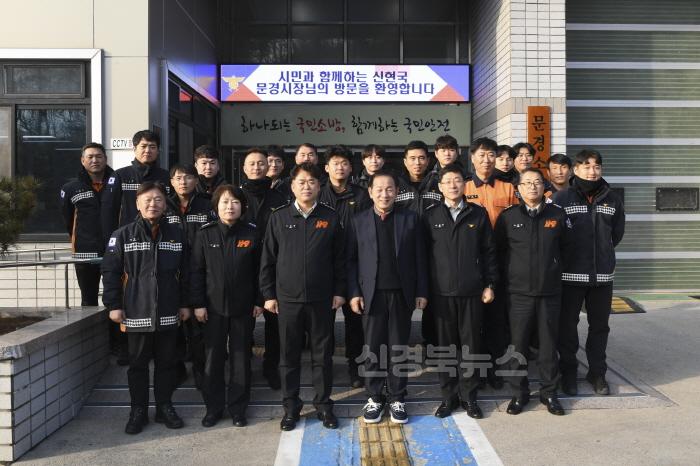 [크기변환]1-1 0108 문경시사진자료(신현국 문경시장, 2025년 새해맞이 기관 방문)-총무과.jpg
