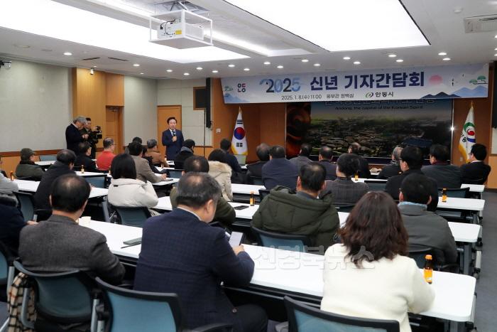 [크기변환]0108 2025년 안동시, 미래 향한 비전으로 변화와 도약 이끈다 (1).JPG