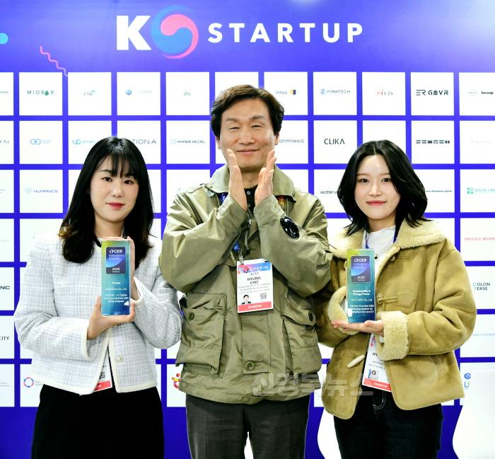 [크기변환][경산시보도자료]경산시 혁신기업 2개사 CES 2025 혁신상 쾌거(휴머닉스 김혜현이사, 조현일 시장, 엔퓨쳐 노현영 대표).jpg
