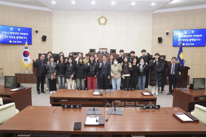 [크기변환]안동시_지역대학생_행정인턴_의회견학 (2).jpg
