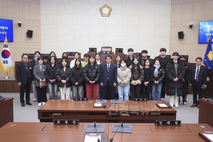 [크기변환]안동시_지역대학생_행정인턴_의회견학 (1).jpg