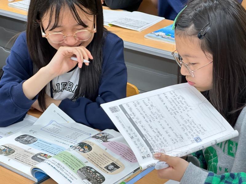 1.경북교육청, 2025년 ‘질문이 넘치는 교실’ 운영, 학생 중심 학습 강화(도내 모든 초등학교 3~6학년 학생에게 ‘질문 공책’ 배부)(인공 지능(AI) 시대, 학생 질문 능력이 핵심!)(김천 운곡초등학교_질문공책활용 모습)_02.jpg