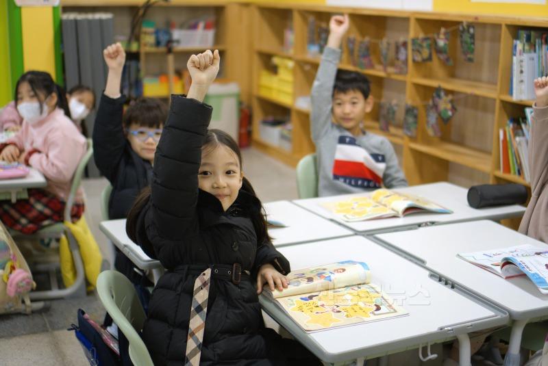 1.경북교육청, 2025년 ‘질문이 넘치는 교실’ 운영, 학생 중심 학습 강화(도내 모든 초등학교 3~6학년 학생에게 ‘질문 공책’ 배부)(인공 지능(AI) 시대, 학생 질문 능력이 핵심!)(예천 호명초등학교_질문수업기반 수업장면)_03.jpg