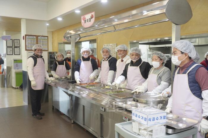 [크기변환]안동시의회_신년배식봉사(노인종합복지관) (1).jpg