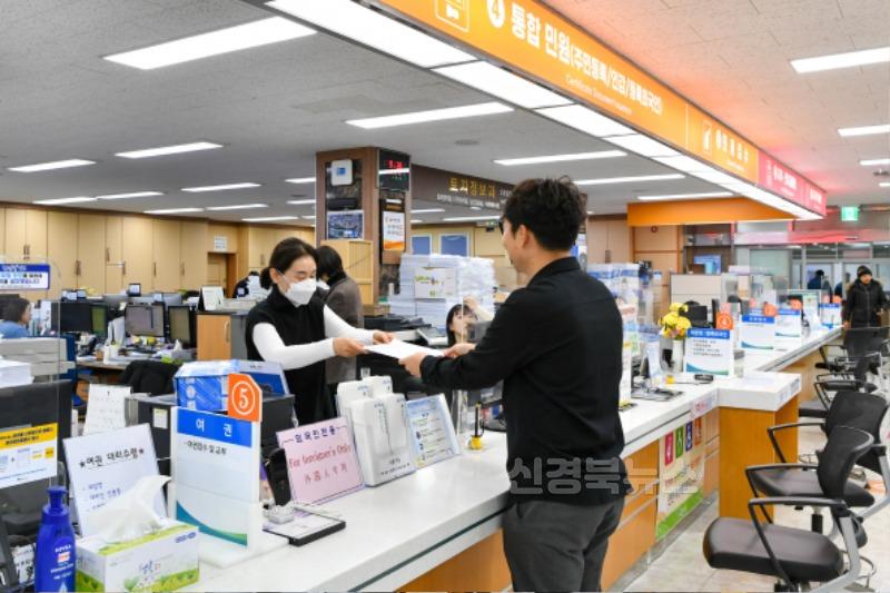 영주-3-1 민원인이 퇴근후 여권 발급신청을 하고 있다.jpg