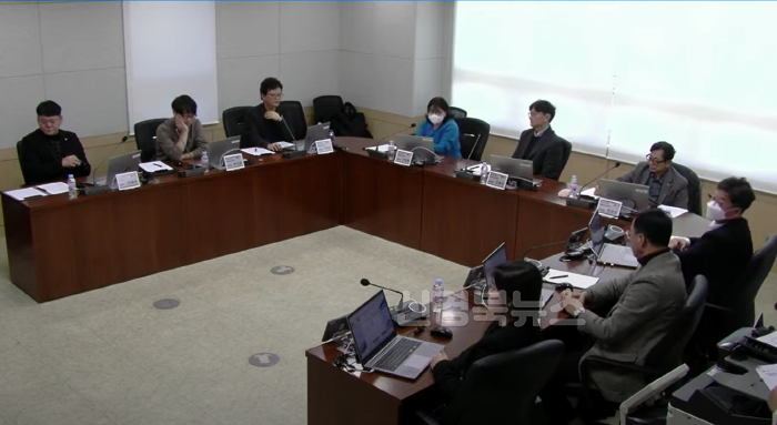 [크기변환]2.경북교육청, 청도중앙초등학교 그린스마트스쿨 조성사업 설계공모 당선작 발표!(설계공모심사위원회 심사모습)_02.png