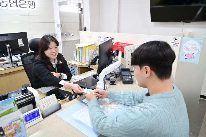 [크기변환]250106보도자료(청송사랑화폐, 올해도 지역경제 활성화 이끈다[청송군, 2025년 청송사랑화폐 판매 시작]) (1).jpg