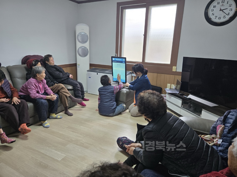 4-2. 0114 사진자료(문경시치매안심센터, '스마일톡톡' 키오스크 교실 운영)-건강관리과2.png