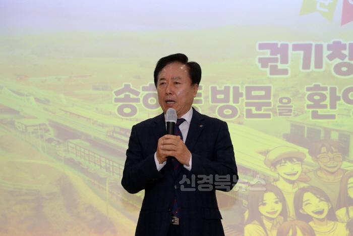 [크기변환]0114 권기창 안동시장  송하동서 새해 읍면동 순회 첫발 (3).JPG