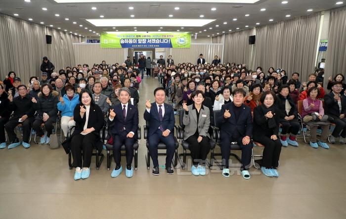[크기변환]0114 권기창 안동시장  송하동서 새해 읍면동 순회 첫발 (1).JPG