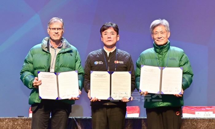 [크기변환]250114보도자료(청송군, 아이스클라이밍 월드컵 5년 연장[(2026년 ~2030년) 협약 체결로 국제대회 지속 추진]).jpg