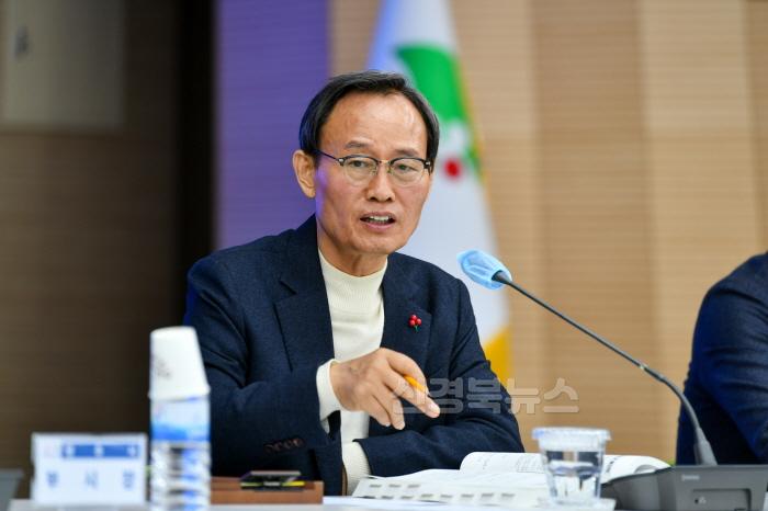 [크기변환]영주-1-2 박남서 영주시장이  2025년 주요업무계획 보고회를 주재하고 있다.jpg