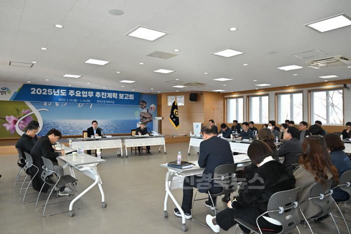 [크기변환]1-1_영덕군, 2025년 주요 업무 추진계획 보고회 개최.jpg