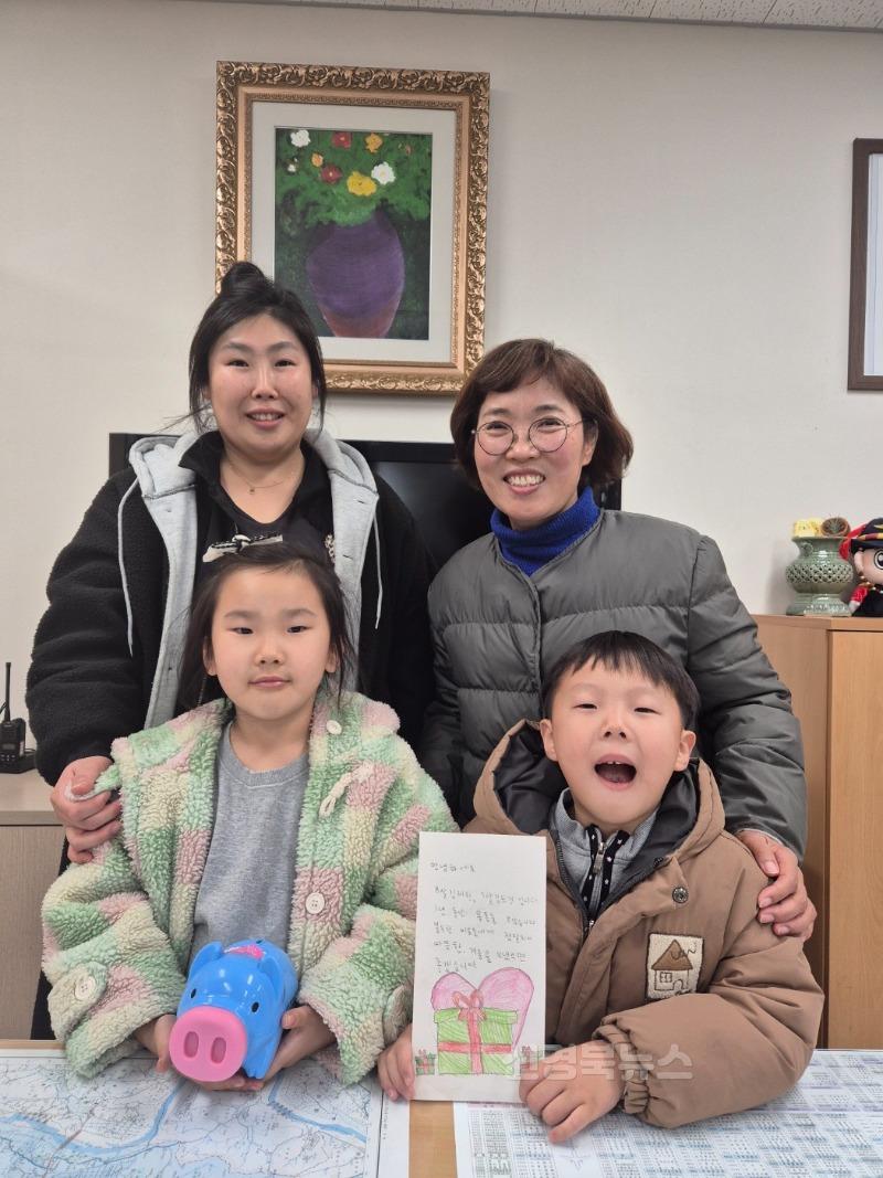 성주군사진(용돈 모아 저금통 기부한 남매)-2.JPG