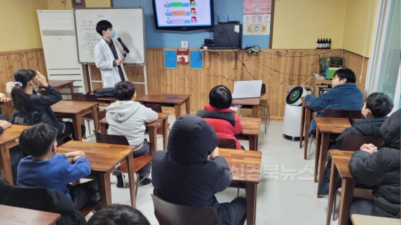 영주3-1 지역아동센터를 방문해 구강보건 교육을 실시한다.jpg
