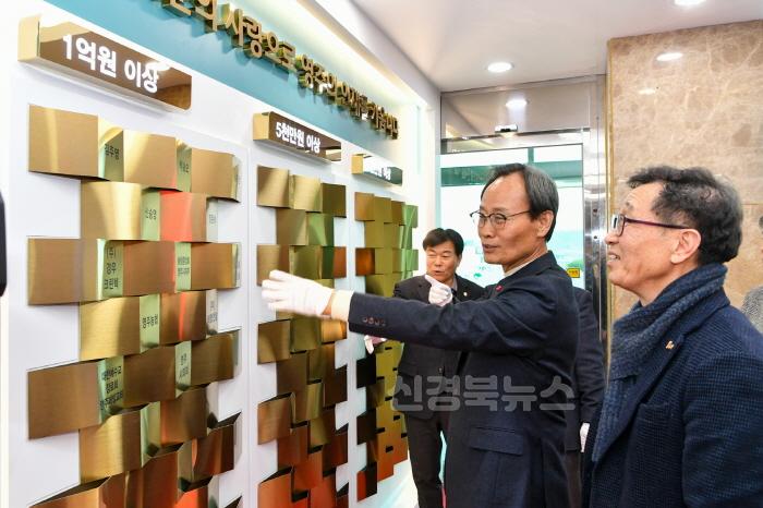[크기변환]영주-1-2 박남서 시장이 영주시인재육성장학회 명예의 전당을 안내하고 있다.jpg