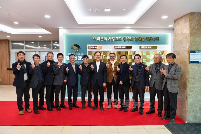[크기변환]영주-1-4 영주시인재육성장학회 명예의 전당 제막식 단체사진.jpg