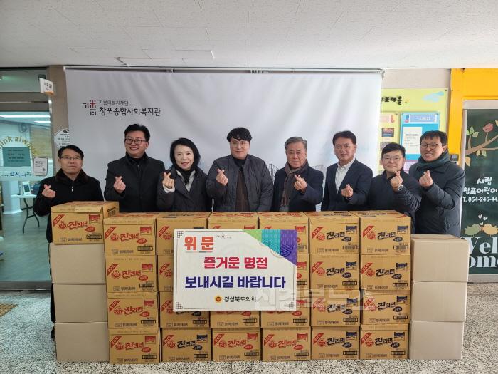 [크기변환](보도자료1) 김희수 의원님 위문사진.jpg