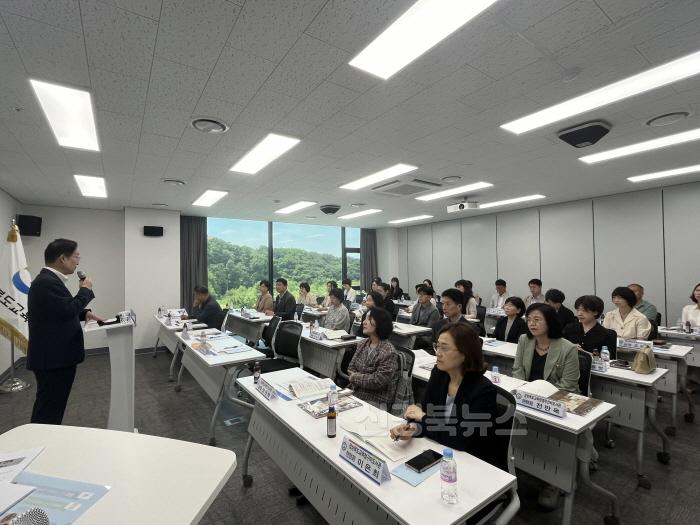 [크기변환]1.경북교육청, 지역 도서관 연계 늘봄학교 공모사업 선정 결과 발표(23개 도서관에서 새로운 배움, 행복한 쉼터 늘봄도서관 사업 운영)(도서관장 대상 사업설명회에서 인사말하고 있는 임종식 교육감)_02.jpg