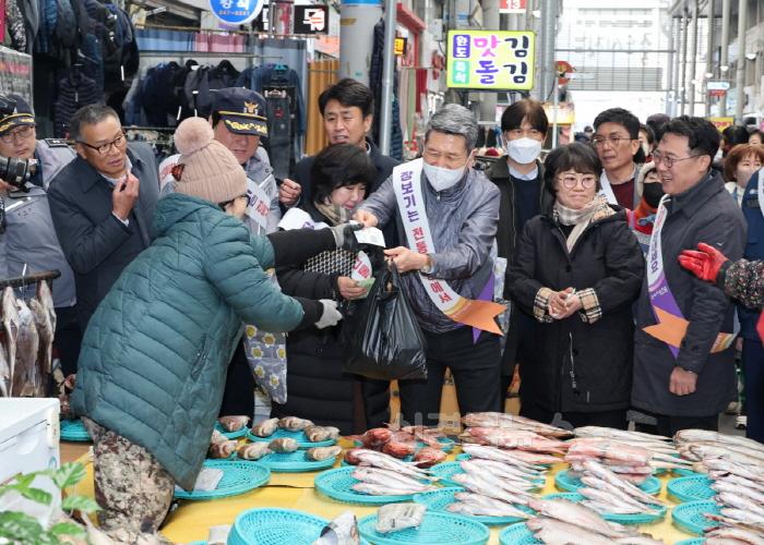 [크기변환]250117 이강덕 시장, 설 앞두고 민생 속으로…전통시장 릴레이 장보기 챌린지 펼쳐1.jpg