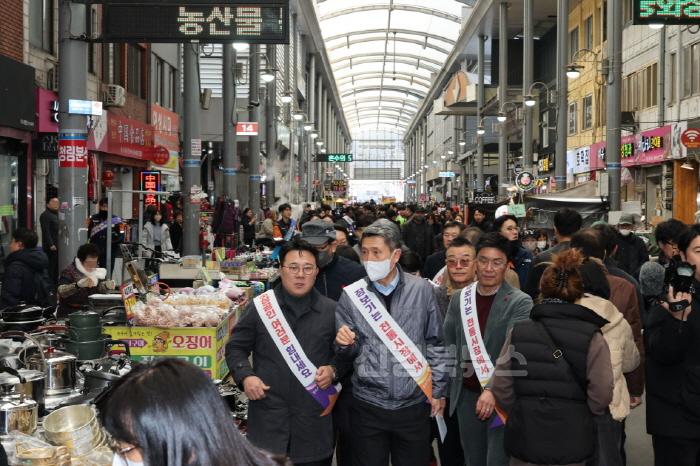 [크기변환]250117 이강덕 시장, 설 앞두고 민생 속으로…전통시장 릴레이 장보기 챌린지 펼쳐2.jpg