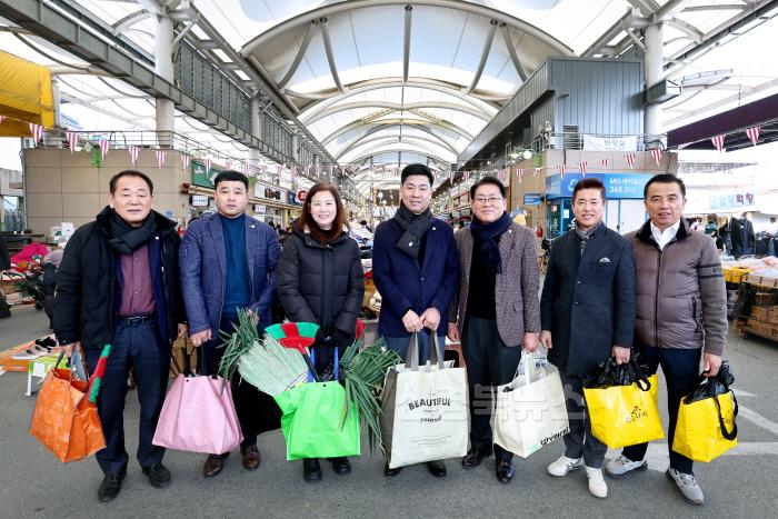 [크기변환]성주군사진(성주군의회 설명절 맞이 장보기행사 실시).jpeg