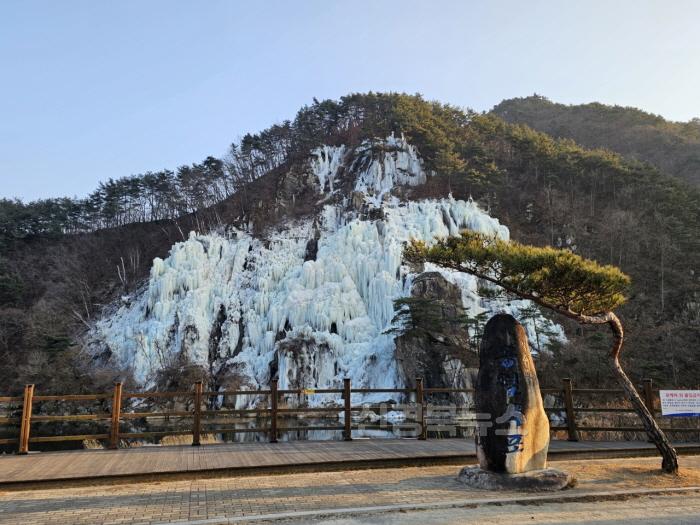 [크기변환]영주-1-1 영주시 평은면 겨울철 용혈폭포 모습.jpg