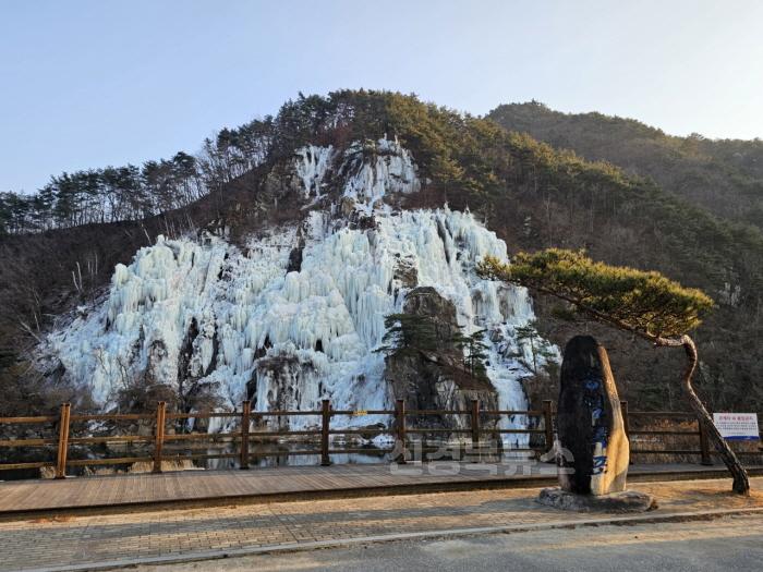 [크기변환]영주-1-2 영주시 평은면 겨울철 용혈폭포 모습.jpg