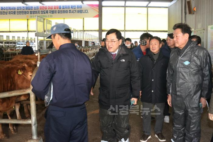 [크기변환]1_주낙영 경주시장 한우농가 현장 방문_01.jpg