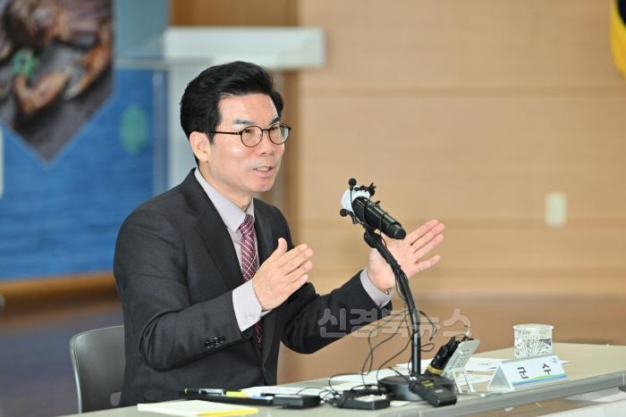 [크기변환]1-3_김광열 영덕군수, 기자간담회 통해 2025 군정 포부 밝혀.JPG