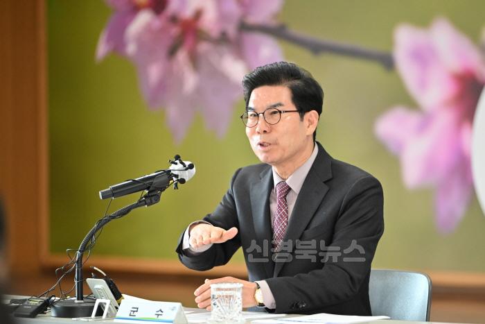 [크기변환]1-2_김광열 영덕군수, 기자간담회 통해 2025 군정 포부 밝혀.JPG