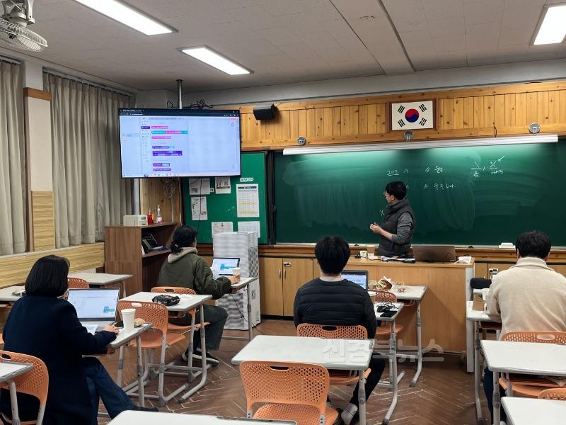 붙임2. 보도 사진2(교원 AI 자격증반 동아리 활동 모습).jpg