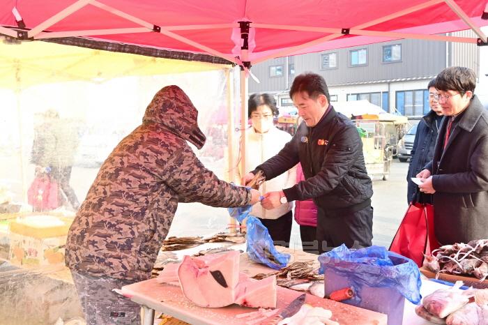 [크기변환]250121보도자료(청송군, 설 명절 전통시장 장보기 행사 실시) (1).jpg