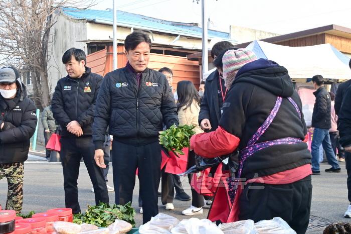[크기변환]250121보도자료(청송군, 설 명절 전통시장 장보기 행사 실시) (3).jpg