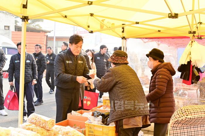 [크기변환]250121보도자료(청송군, 설 명절 전통시장 장보기 행사 실시) (2).jpg