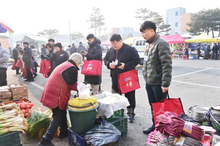 [크기변환]250121보도자료(청송군, 설 명절 전통시장 장보기 행사 실시) (5).jpg