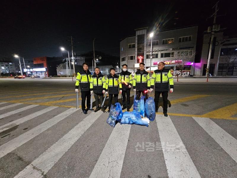 대신동 자율방범대, 야간에도 빛나는 지역 사랑! '깨끗하데이' 환경정화 활동 펼쳐-대신동(사진1).JPG