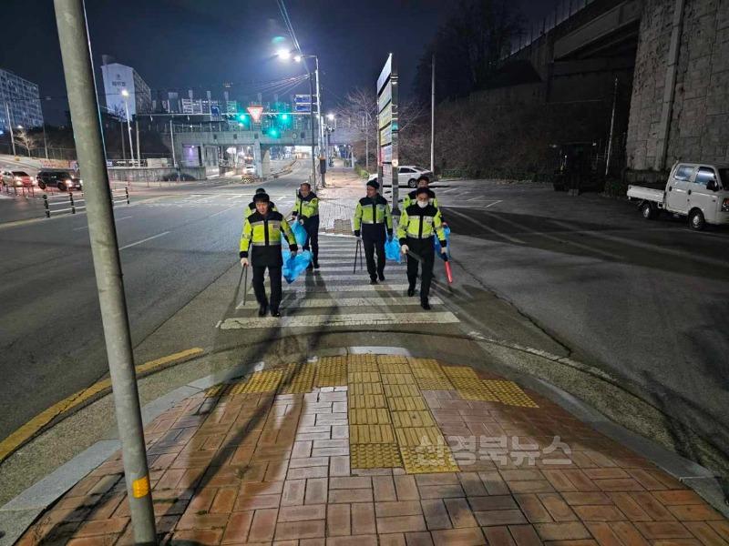 대신동 자율방범대, 야간에도 빛나는 지역 사랑! '깨끗하데이' 환경정화 활동 펼쳐-대신동(사진2).JPG